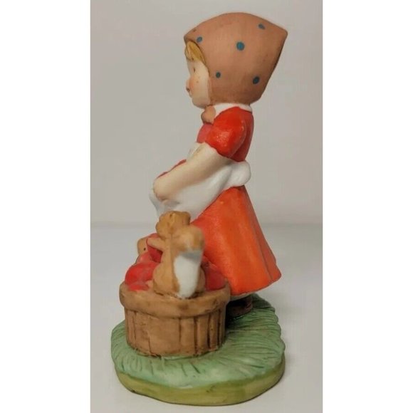 ''Autumn" Country Cousins Figurine #066 (N) Girl With Apples And Squirrels - Picture 3 of 9